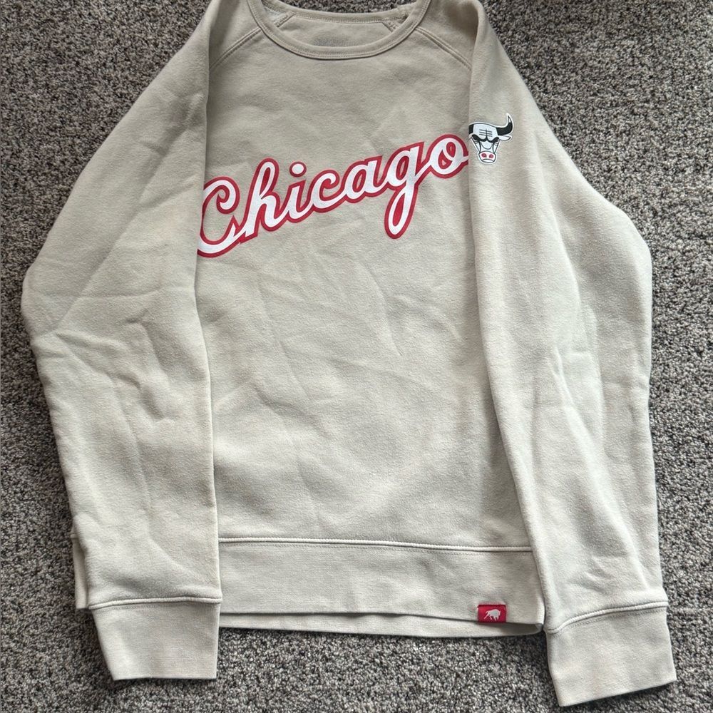 Sportiqe Chicago Bulls Size M women’s cream Pullover Sweatshirt Comfy SMALL